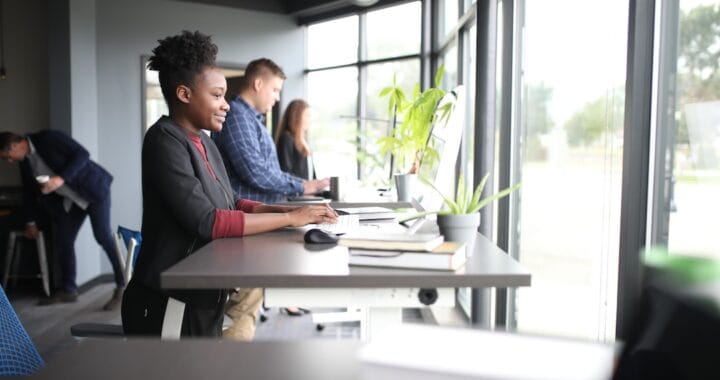 Quel type de bureau assis-debout est le mieux?